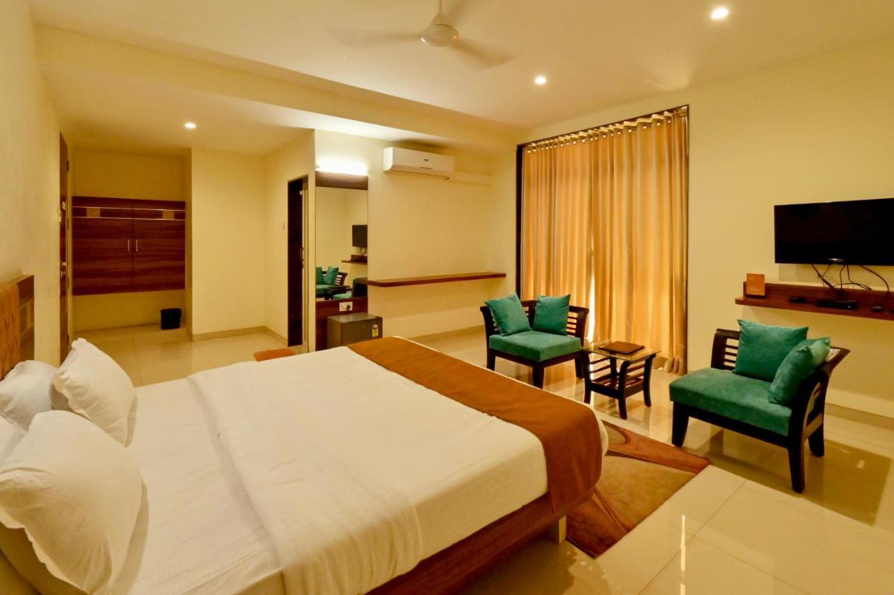 Hotel Sadhana Executive Dāpoli Buitenkant foto