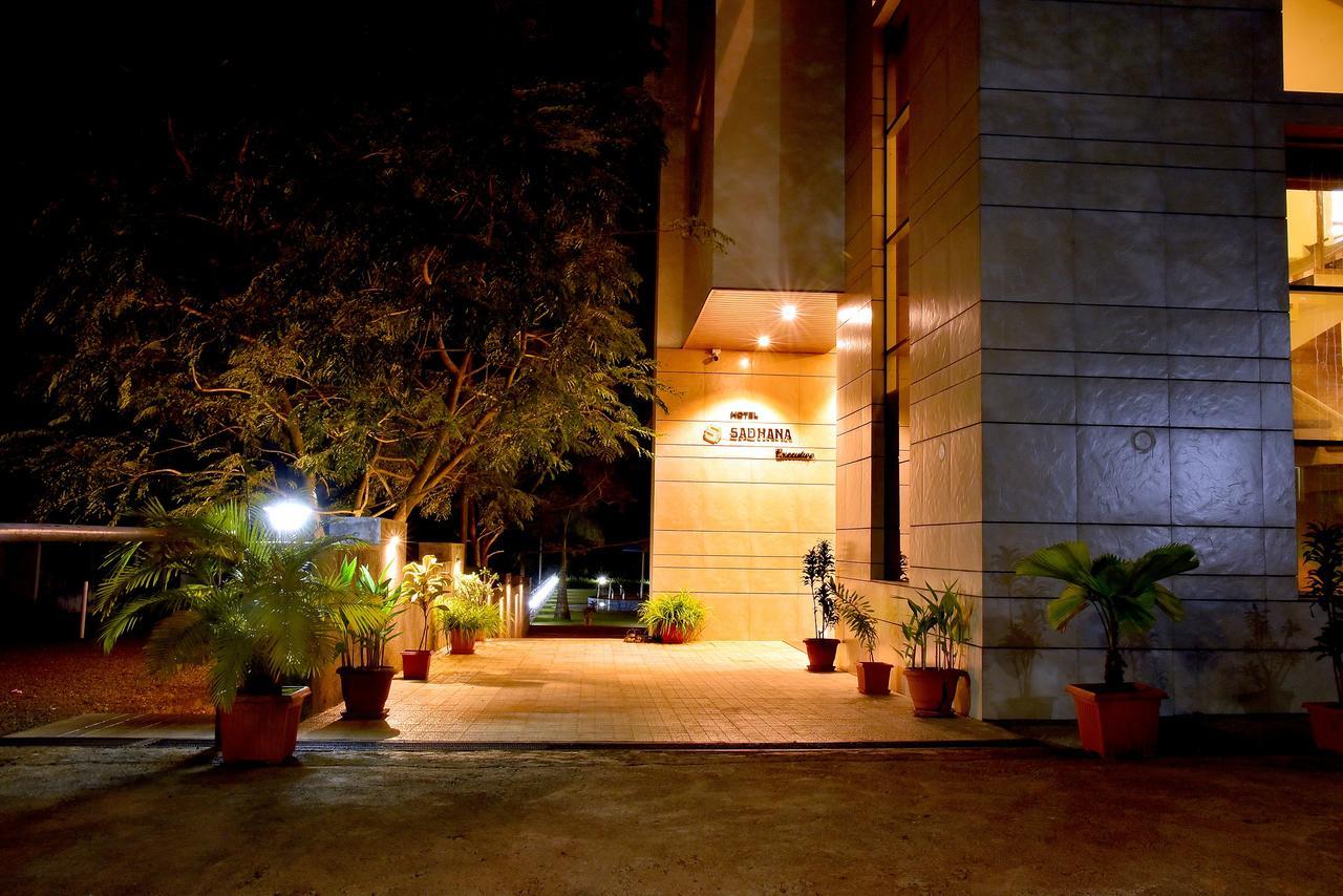 Hotel Sadhana Executive Dāpoli Buitenkant foto