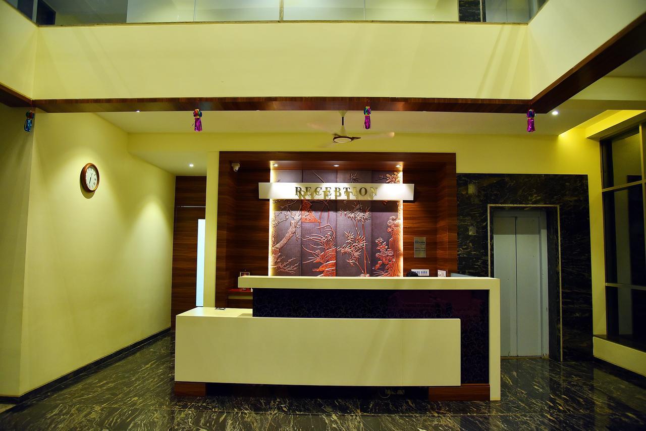 Hotel Sadhana Executive Dāpoli Buitenkant foto