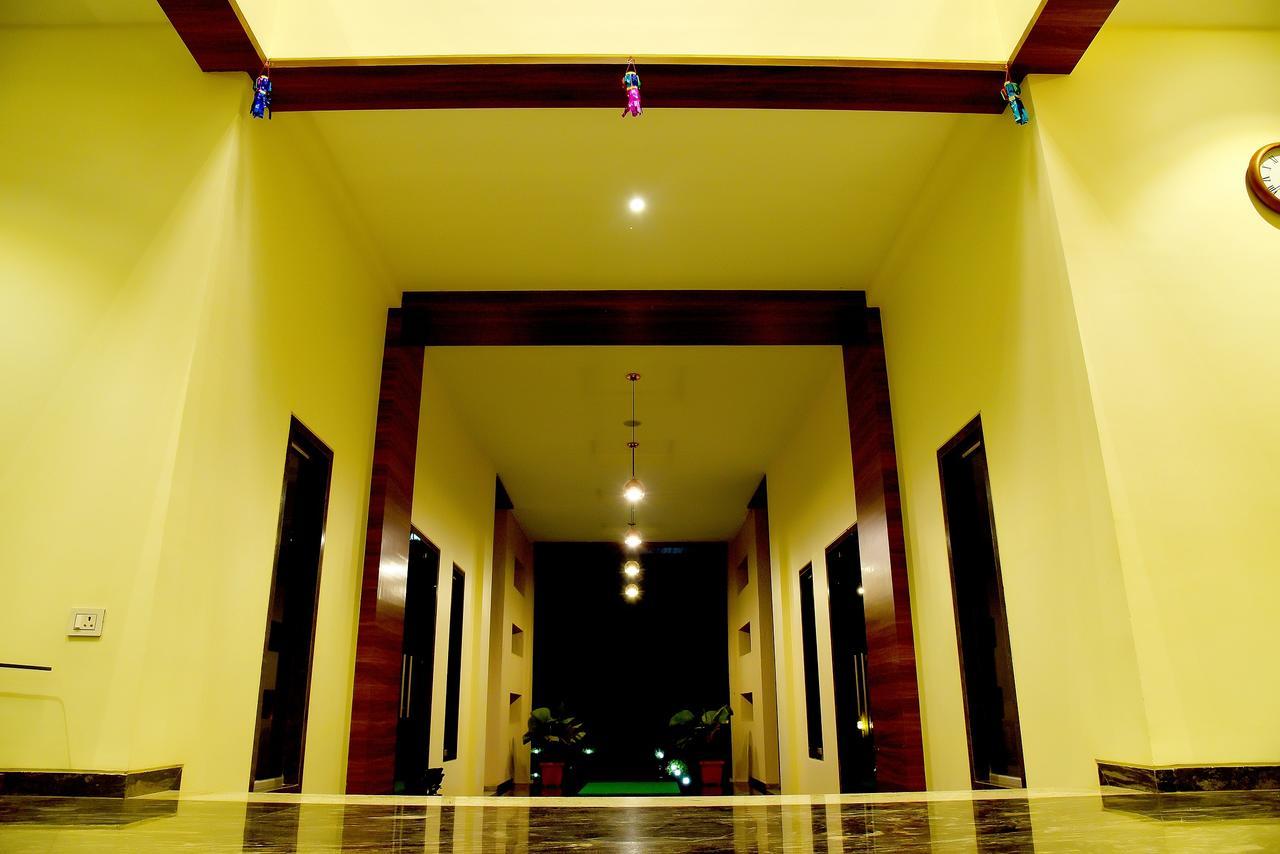 Hotel Sadhana Executive Dāpoli Buitenkant foto