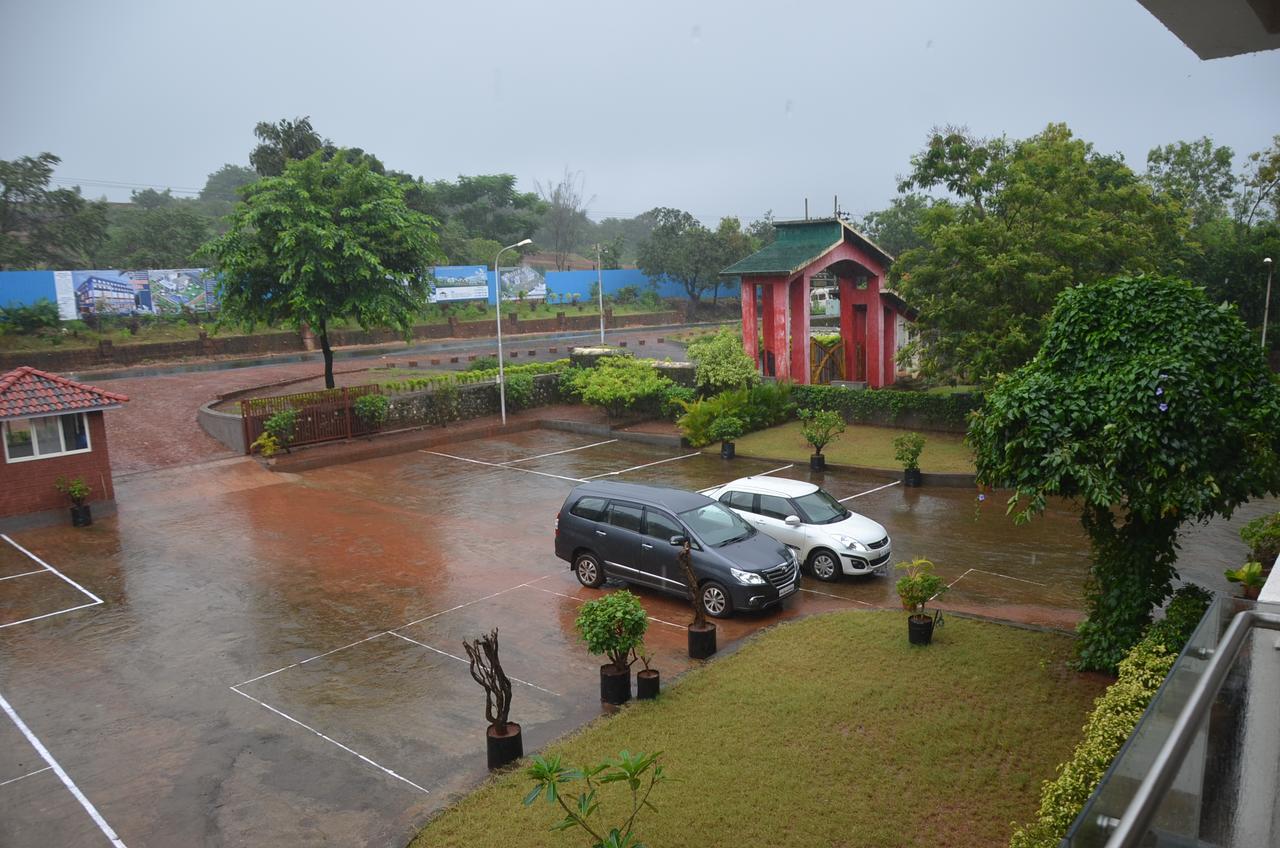 Hotel Sadhana Executive Dāpoli Buitenkant foto