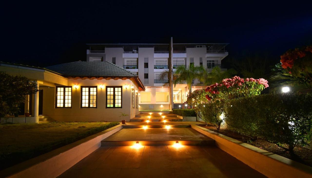 Hotel Sadhana Executive Dāpoli Buitenkant foto